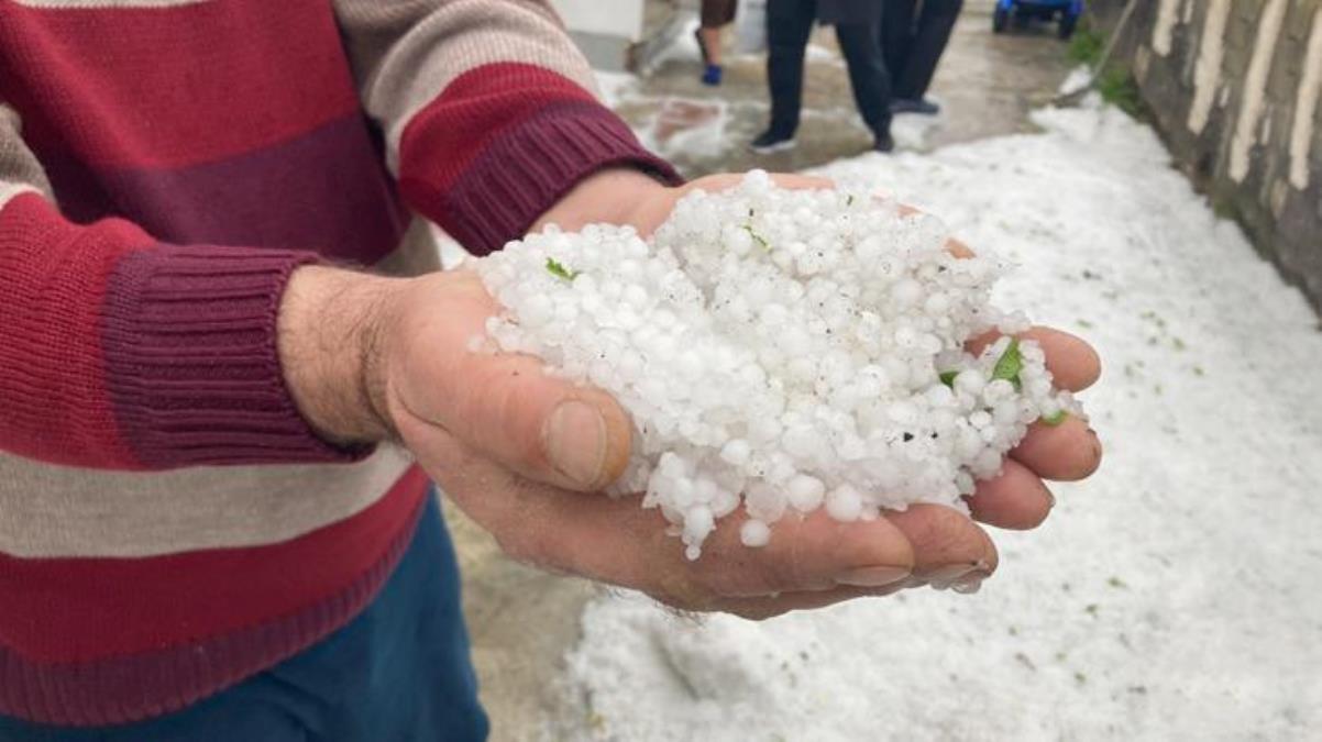 Dolu yağışı Erzincan'da yolları beyaza bürüdü