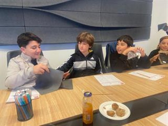 ÇİLEK GELECEĞİN TASARIMCILARINA SAHİP ÇIKIYOR