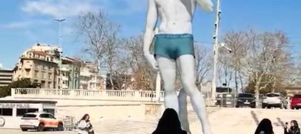 DİKKAT ÇEKEN REKLAM