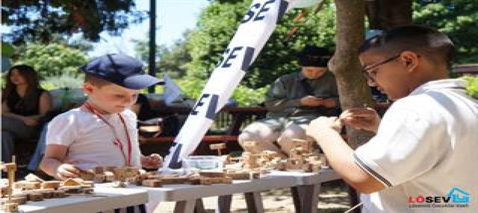 ÇOCUKLAR KARNE SEVİNCİNİ DOYASIYA YAŞADI