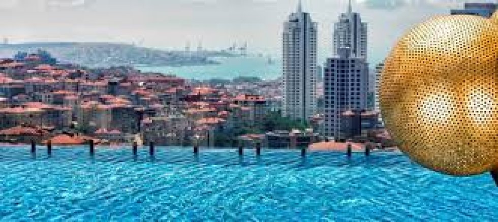 İSTANBUL SICAĞINA KARŞI PANORAMİK MANZARA EŞLİĞİNDE YÜZEREK SERİNLEME KEYFİ!