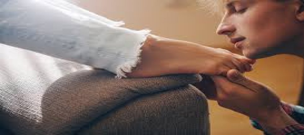 KADINDA AYAK ERKEKTE EL