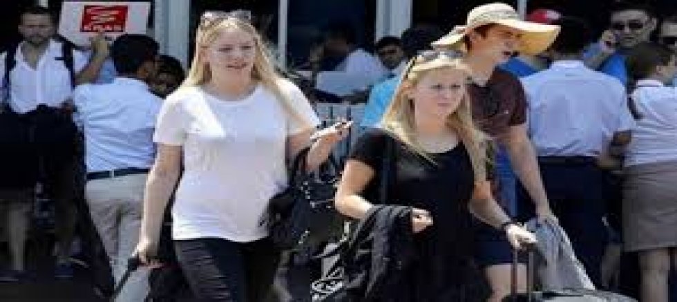 RUS TURİSTLER 'NE VARSA TÜRKİYE'DE VAR' DİYOR