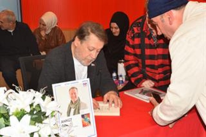 ÖTEKİSİZTEK OKURLARI KİTAPLARINI İMZALATTI