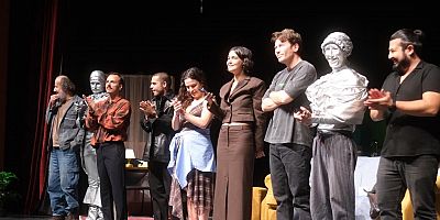 ASLI BEKİROĞLU ve TOLGA GÜLEÇ’İ AYNI SAHNEDE BULUŞTURAN   “SİL BAŞTAN”,  KAHKAHALAR ve ALKIŞLARLA  PERDELERİNİ AÇTI!