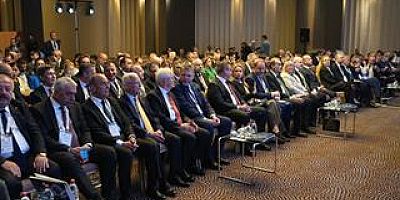 BU ZİRVEDE ÜLKENİN GELECEĞİNE DEĞİNİLDİ
