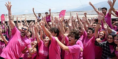 BÜTÜN DÜNYA DANS ETTİ