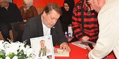 ÖTEKİSİZTEK OKURLARI KİTAPLARINI İMZALATTI