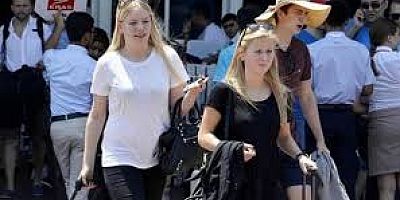 RUS TURİSTLER 'NE VARSA TÜRKİYE'DE VAR' DİYOR