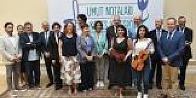 UMUT NOTALARI DEPREMDEN ETKİLENEN MÜZİSYENLER İÇİN ÇALIYOR